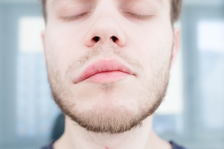 La desviación en la boca es una de las señales de estar sufriendo un ACV. Foto Shutterstock