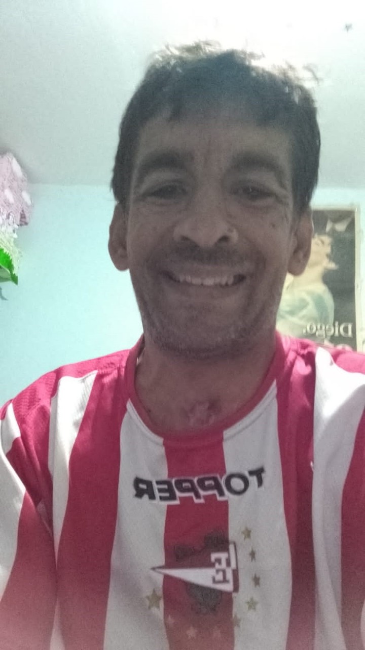 Daniel Oviedo, una de las víctimas del fentanilo contaminado, con la camiseta del club del que era hincha: Estudiantes de La Plata.