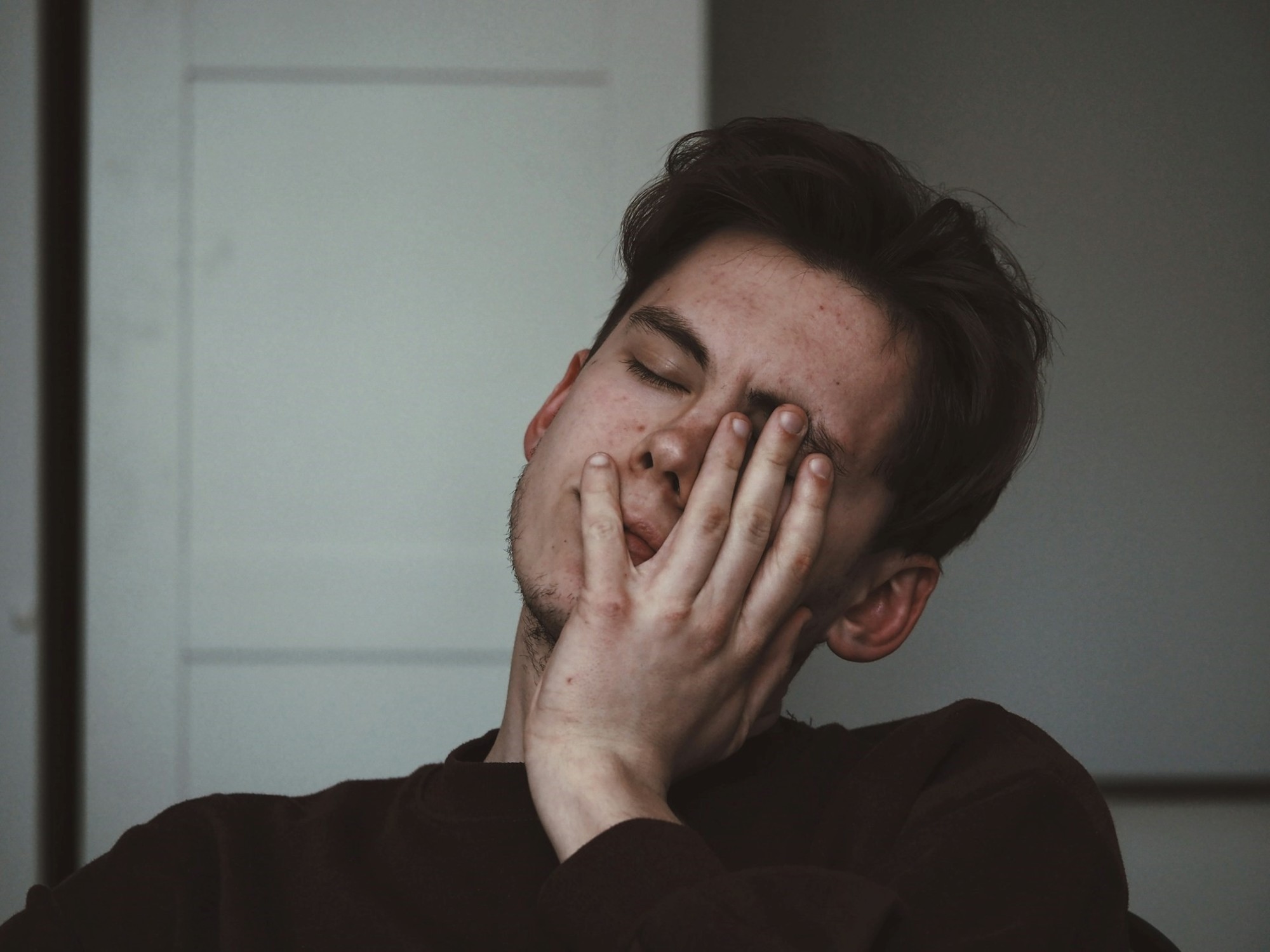Dormir mal o dormir poco no solo afecta al cansancio físico. Foto: Unsplash