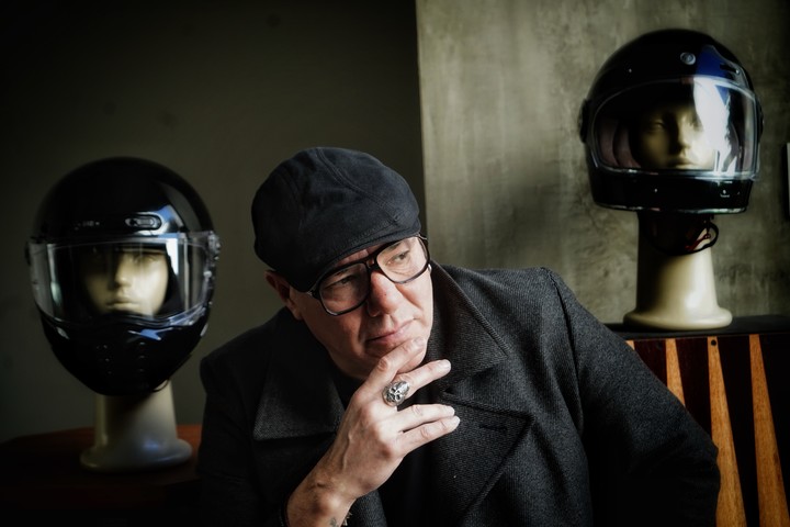 Fernando Ruiz Díaz en su estudio casero, lleno de muñecos y hasta cascos de moto. Foto Ariel Grinberg