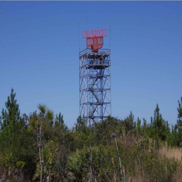 La instalación de radar del aeropuerto de Dayton Beach envía pulsos de radar regulares a cualquiera que pueda estar escuchando (CSnoke).