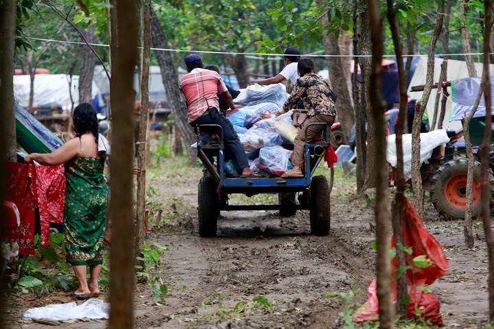 Un campamento improvisado para civiles desplazados por los enfrentamientos en la disputada frontera entre Tailandia y Camboya, en la provincia de Oddar Meanchey, al noroeste de Camboya. Foto EFE