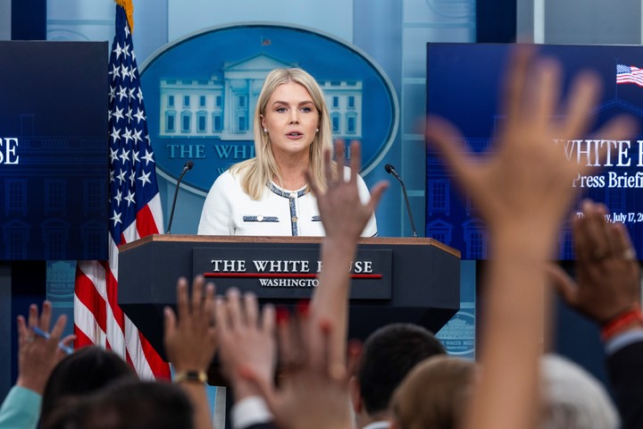 La vocera de la Casa Blanca recibe preguntas de la prensa sobre el caso Epstein. Foto: EFE