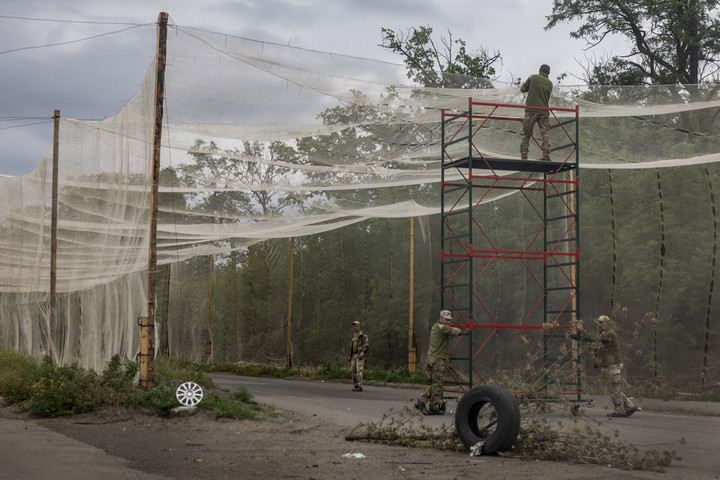 Las redes se extienden sobre las carreteras que conducen a puntos conflictivos del frente oriental de Ucrania. Foto: David Guttenfelder/New York Times
