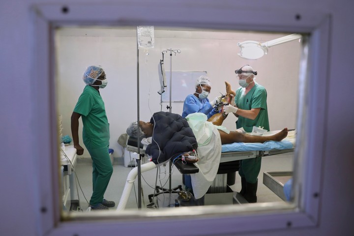 El personal médico opera a una mujer en una clínica gestionada por Médicos Sin Fronteras en el barrio de Tabarre, en Puerto Príncipe (Haití), el jueves 8 de mayo de 2025. (Foto AP/Odelyn Joseph)