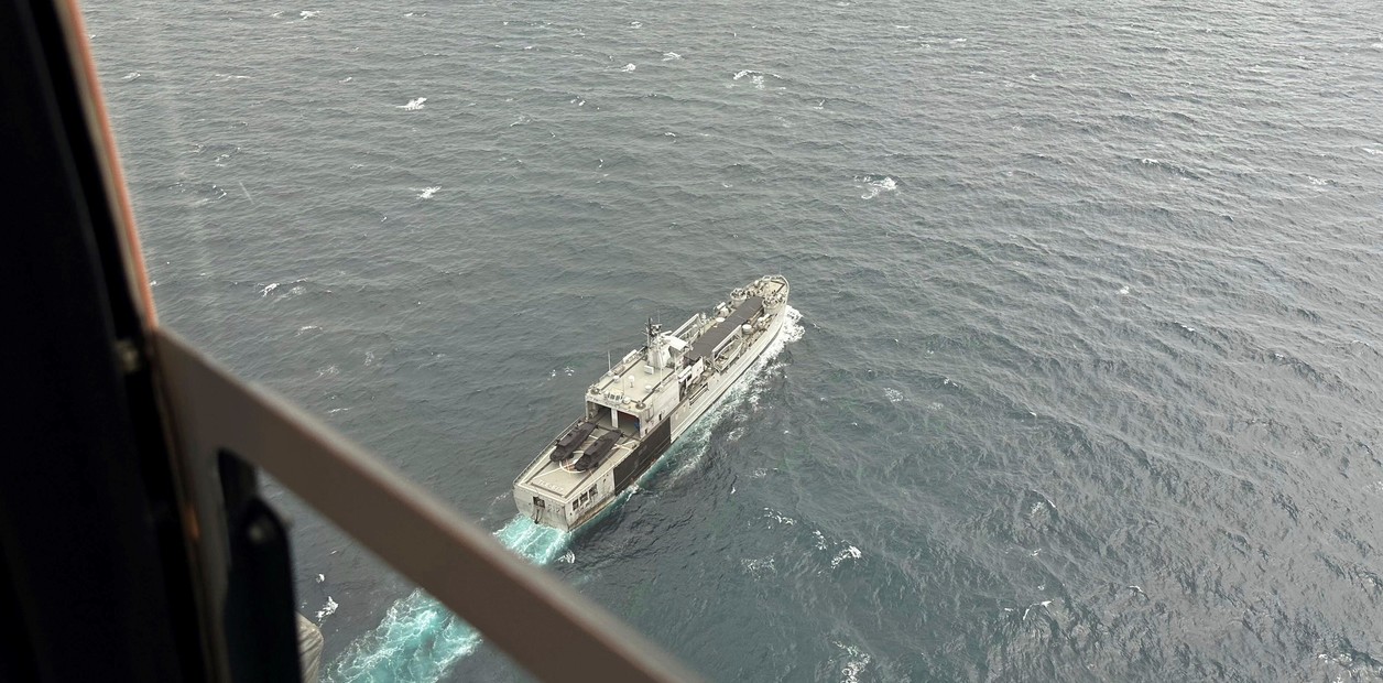 El buque de la Armada de Indonesia KRI Teluk Ende navega por el estrecho de Bali en búsqueda de sobrevivientes. (Foto: AP)