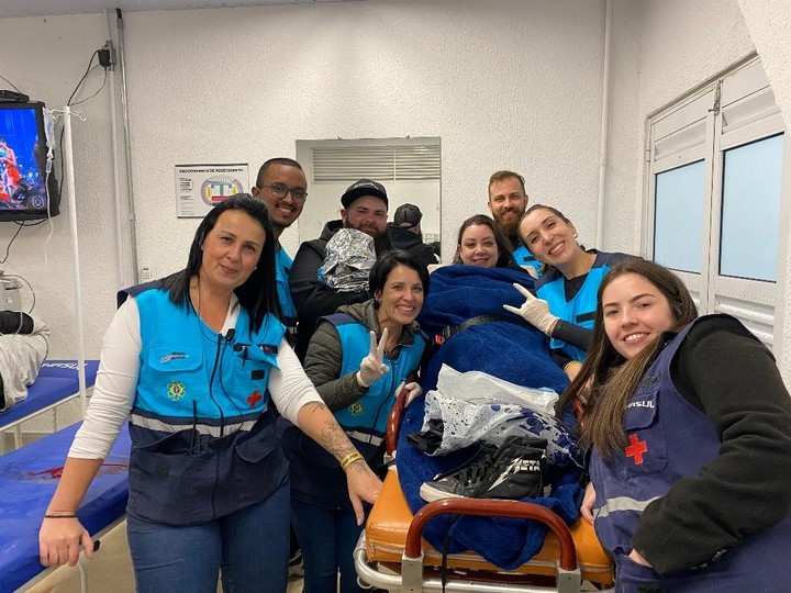 Joice Figueiró, su marido y Luan envuelto en una manta térmica, junto al equipo médico, tras el parto. Foto: gentileza.