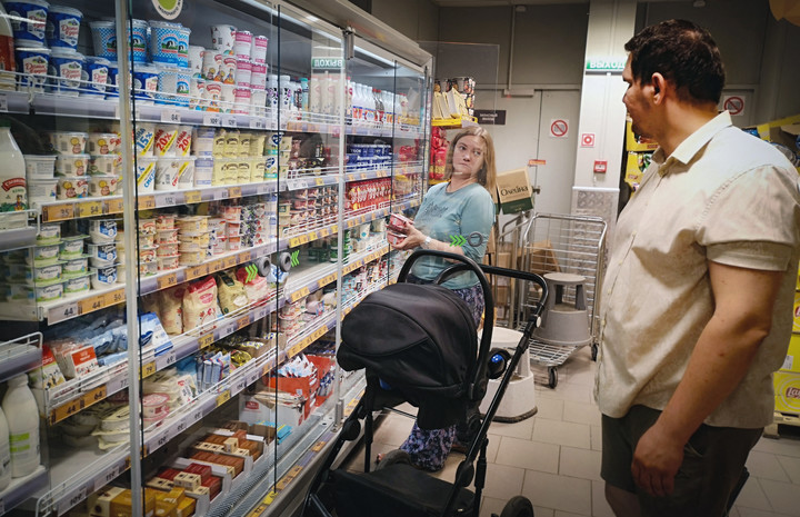 Maria Tyabut y su esposo Sergei Duzhikov eligen comida en una tienda en Mytishchi, un suburbio de Moscú. Foto AFP