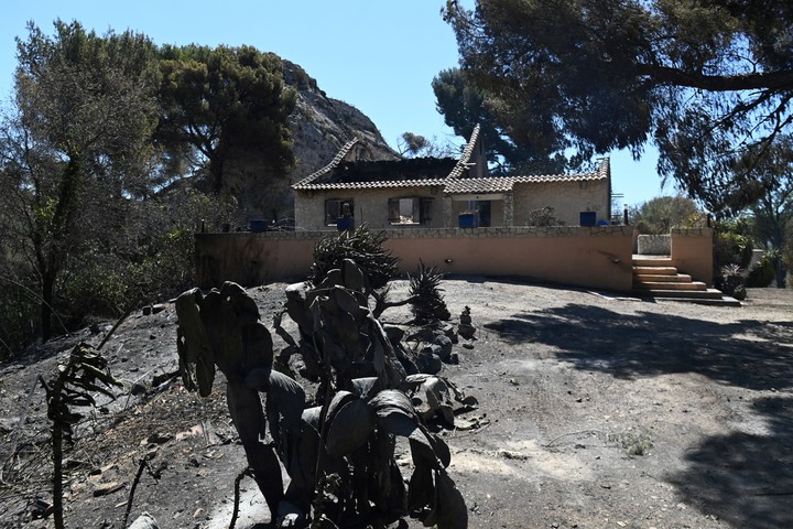 Una casa devastada por el fuego en el distrito de L'Estaque. Foto: Reuters