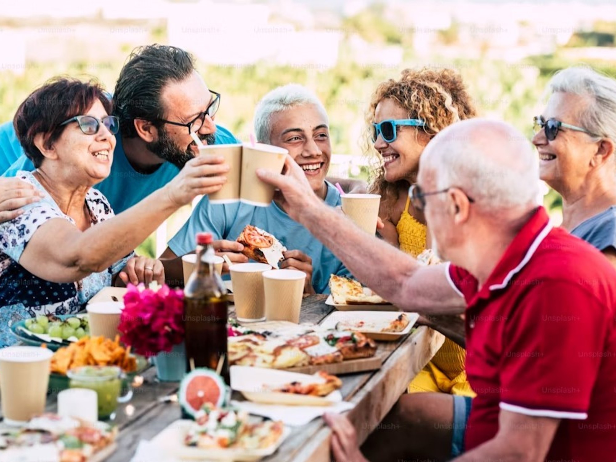 Rodearse de gente joven, escuchar sus planes e ideas novedosas. Foto: Unsplash.
