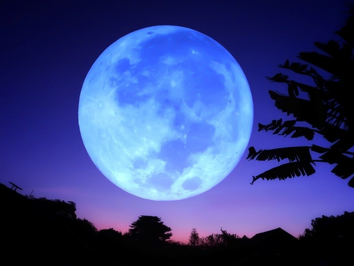 Este 10 de julio de 2025 a las 17:37 (hora argentina) la Luna llena en Capricornio ilumina el cielo, en un clima denso de revelaciones y culminaciones. Foto: ilustración Shutterstock.