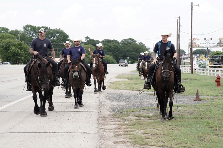 Policías de Austin, Texas, en el operativo de búsqueda de víctimas tras las feroces inundaciones. Foto:  EFE