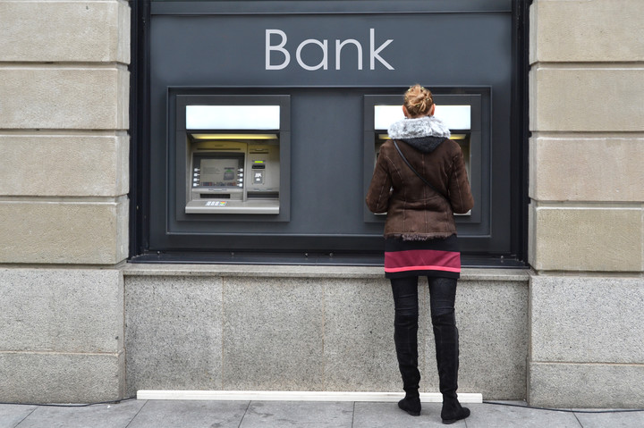 Los ATM dan efectivo a toda hora, pero usarlos tiene costos. Foto: Shutterstock.