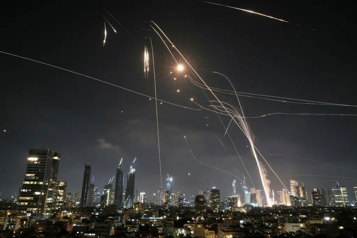 El sistema de defensa aérea Cúpula de Hierro de Israel interceptando misiles sobre Tel Aviv en junio. Cuando Israel lanzó ataques sorpresa con misiles contra Irán, lo que provocó represalias, los países del Golfo cerraron sus espacios aéreos, causando estragos en el transporte aéreo mundial. Foto Leo Correa/Associated Press