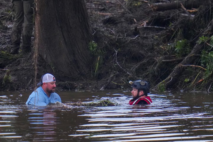 Rescatistas buscan a personas desaparecidas, en el río Guadalupe. Foto: AP
