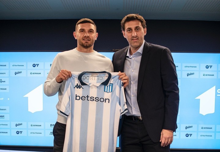 Adrián 'Maravilla' Martínez y el presidente Diego Milito posan con la camiseta de Racing después de firmar la renovación.