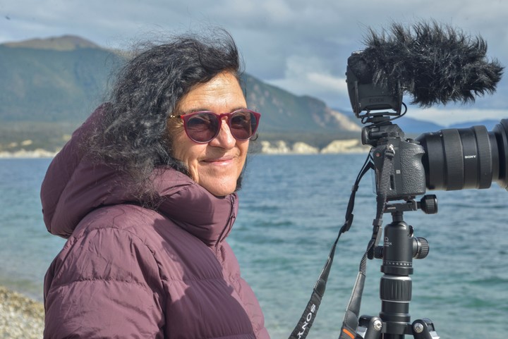 Adriana Lestido y su cámara, en el documental "Yo y la que fui".