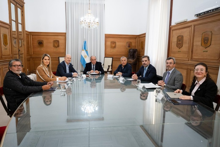 El Consejo de Mayo con  Cristian Ritondo, en representación de la Cámara Baja; el secretario general de la UOCRA, Gerardo Martínez, en representación de los sindicatos; y el presidente de la UIA, Martín Rappallini, en representación del empresariado.