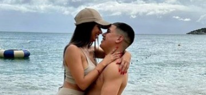 Daniela Celis y Thiago Medina, separados, a poco más de un año de tener a sus gemelas. Foto: Instagram.