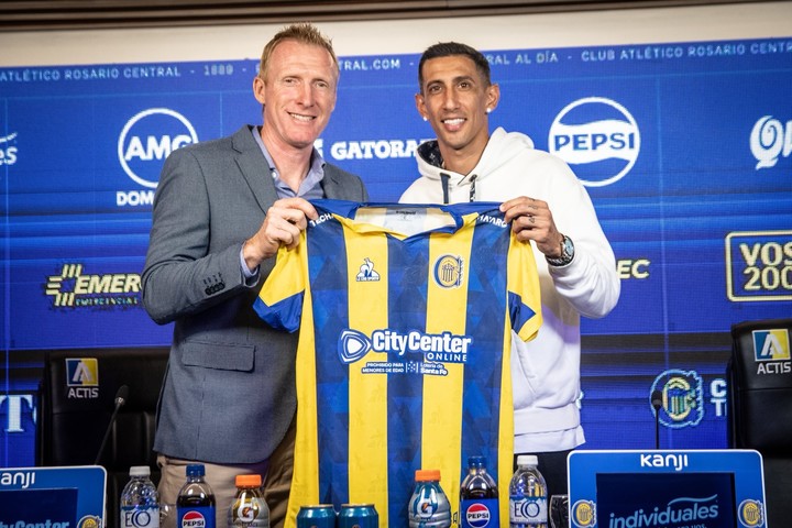 Ángel Di María en su presentación oficial como jugador de Rosario Central.