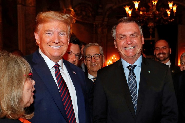 El presidente de Brasil, Jair Bolsonaro, a la derecha, junto al presidente Donald Trump durante una cena en Mar-a-Lago, Palm Beach, Florida, el 7 de marzo de 2020. Foto AP