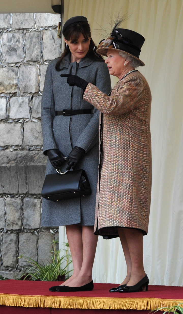 La reina Isabel habla con Carla Bruni durante la visita a Inglterra de Sarkozy en 2008. Foto: AFP