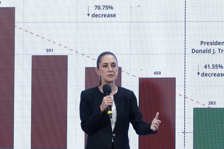 La presidenta de México, Claudia Sheinbaum, ante la prensa en marzo, tras la primera ola de aranceles anunciada por Donald Trump en marzo. Foto: EFE 