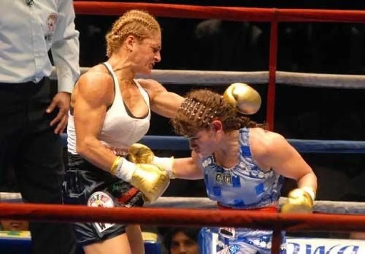 Alejandra Oliveras y Marcela Acuña protagonizaron una pelea histórica para el boxeo argentino en diciembre de 2008 en el Luna Park.