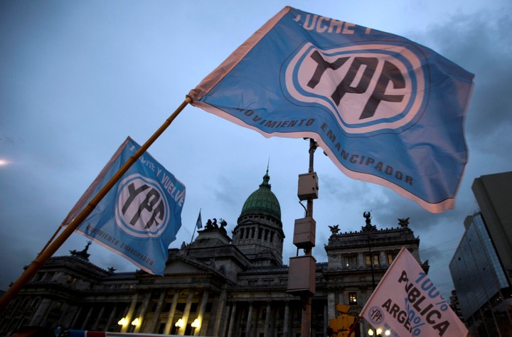 YPF desde su nacimiento fue una bandera Argentina (AP Photo/Natacha Pisarenko, File)