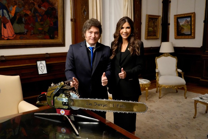 Argentina y Estados Unidos firmaron una declaración de intención para el ingreso al Programa de Exención de Visas.
El Presidente Javier Milei recibió a la Secretaria de Seguridad Nacional de los Estados Unidos, Kristi Noem, en su despacho de Casa Rosada.