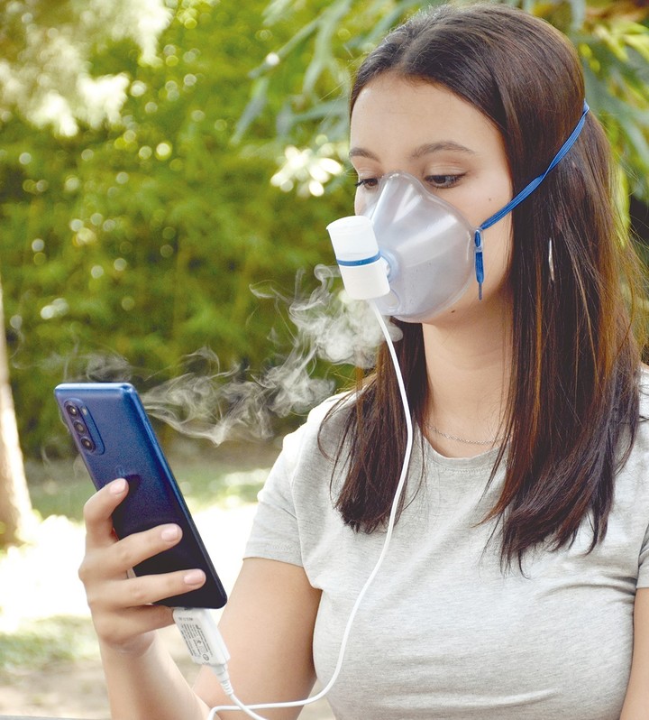 El Nebulizador Mini Mesh NM10 es transportable, silencioso y se conecta directo al teléfono.