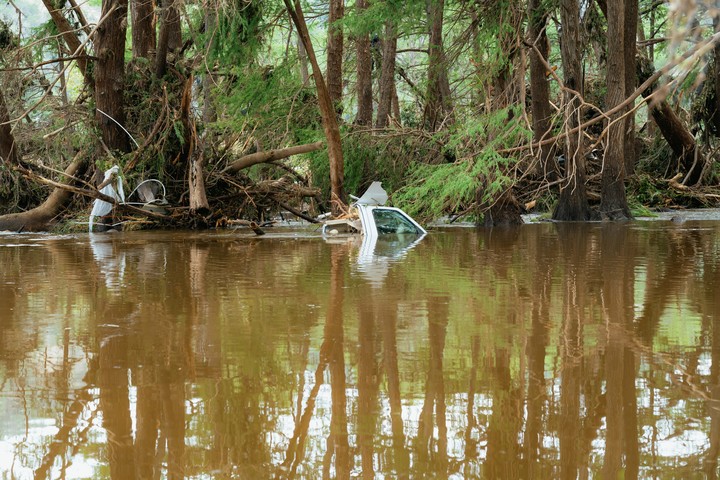 Un vehículo sumergido cerca del parque de casas rodantes Blue Oak. Foto: Jordan Vonderhaar/The New York Times