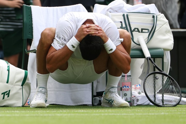 Djokovic sufrió demasiado en el arranque del partico con De Miñaur. Foto EFE/EPA/NEIL HALL EDITORIAL USE ONLY