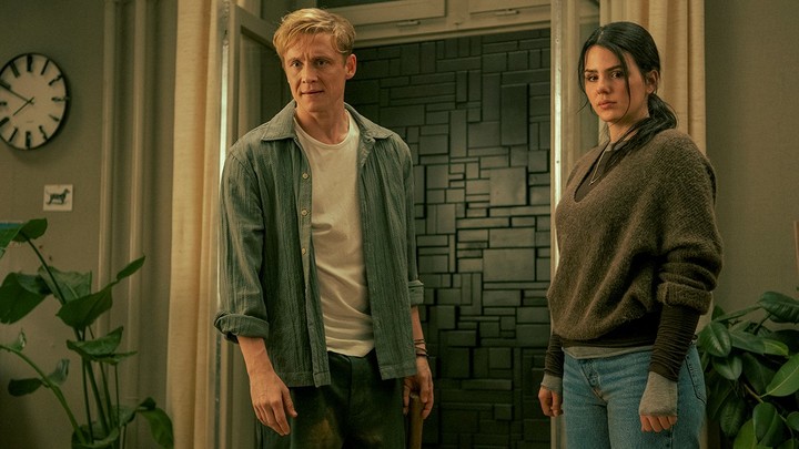 Tim, Olivia y el muro de fondo. ¿Cómo salir? Fotos Netflix