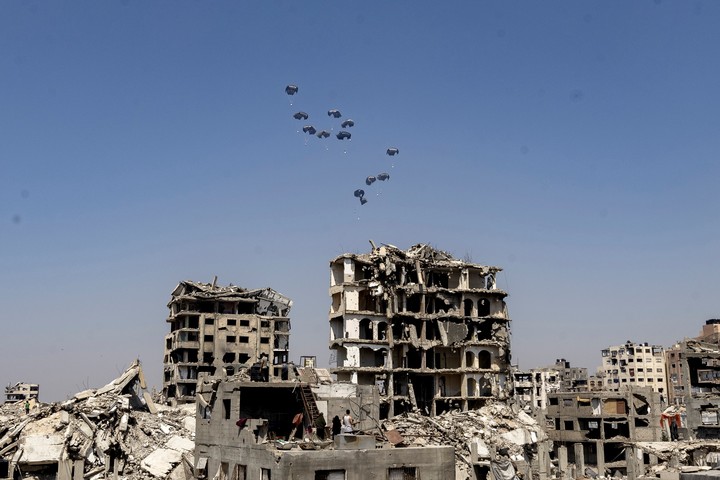 Un avión de los Emiratos Árabes Unidos lanza ayuda al norte de la ciudad de Gaza. Foto: Saher Alghorra/The New York Times