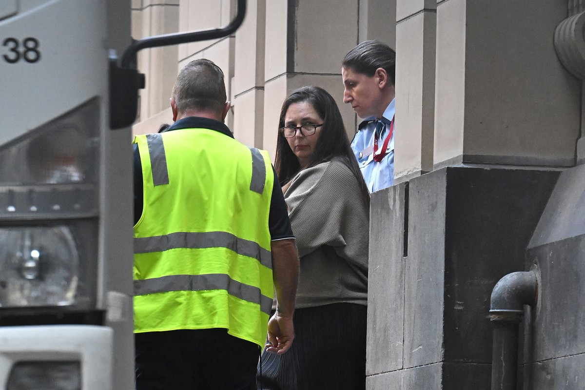 Erin Patterson en Melbourne, Australia, custodiada en una audiencia judicial. (Foto: EFE)