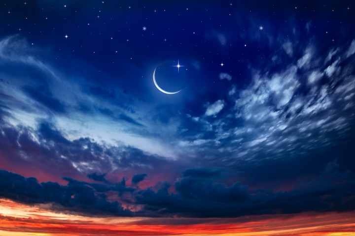 “Esta Luna nueva saca a la luz lo oscuro, lo manipulado, lo que se barre bajo la alfombra”, explica la astróloga. Foto: Shutterstock.