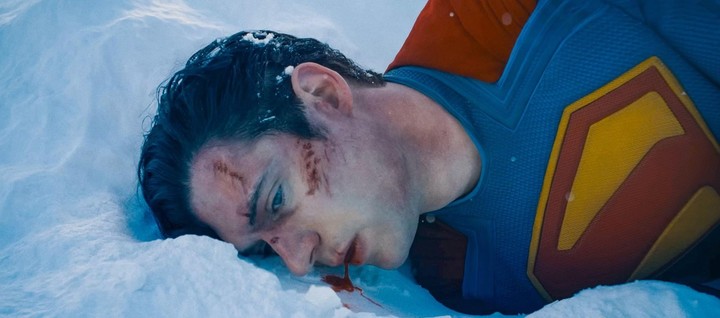 El Superman de James Gunn: golpeado y con sangre en la boca. Fotos WB 
