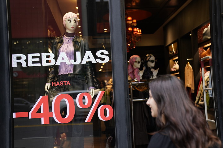 Los negocios de ropa tomaron nota de los precios en Shein y salen a responder con liquidaciones. Foto Fernando de la Orden