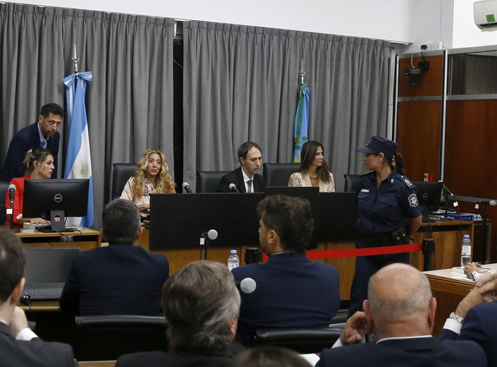 Otra demora en el juicio por la muerte de Maradona. Se excusó uno de los jueces del tribunal designado por sorteo.