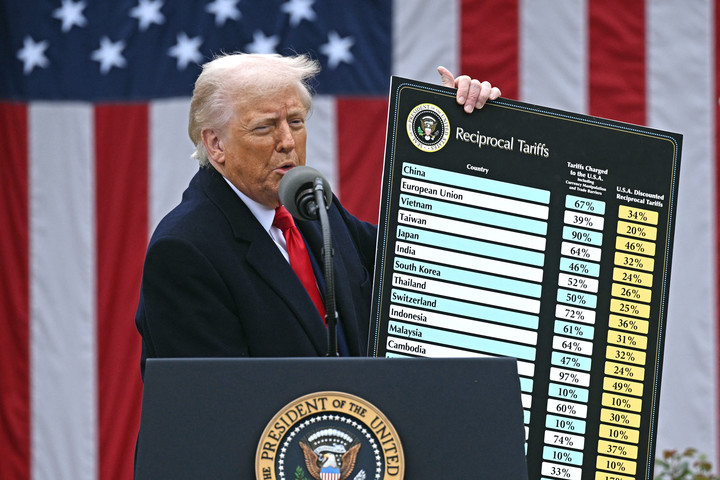 Trump hace el primer anuncio de tarifas en abril. Foto: Brendan SMIALOWSKI / AFP
