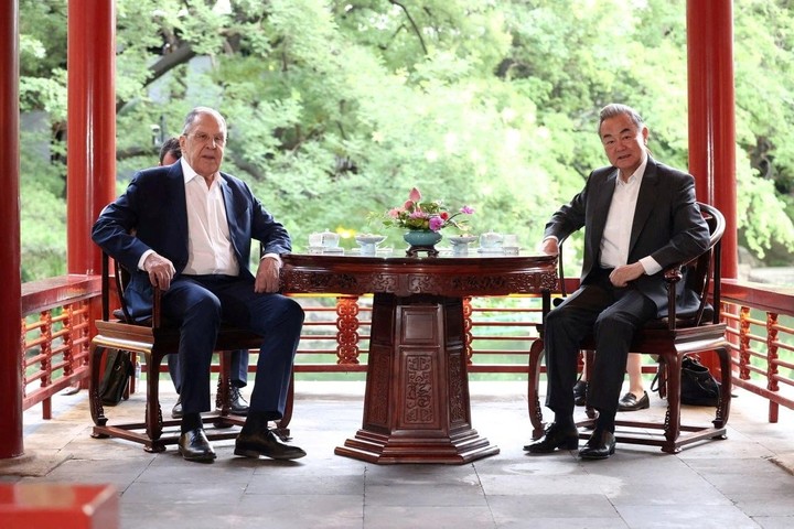 El ministro de Asuntos Exteriores ruso, Serguéi Lavrov, y el ministro de Asuntos Exteriores chino, Wang Yi, asisten a una reunión paralela al Consejo de Ministros de Asuntos Exteriores de la Organización de Cooperación de Shanghái (OCS) en Beijing, China, el 13 de julio de 2025. Ministerio de Asuntos Exteriores de Rusia/Foto cedida por REUTERS.