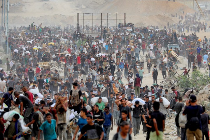 Palestino buscan masivamente alimentos en un centro de GHF. Foto: Reuters