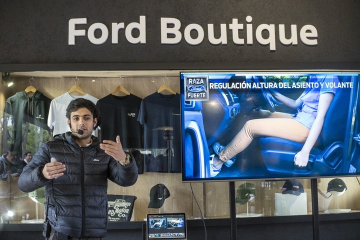 Antes de ir a los médanos, un instructor de Ford dio una charla para que los usuarios conozcan mejor sus pick-ups.