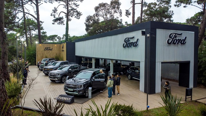 El tradicional stand de Cerezo y Divisadero en Cariló, con las grandes novedades de Ford.