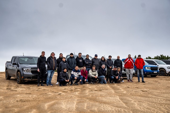 La foto final: los usuarios de Ford, felices tras la experiencia en los médanos.