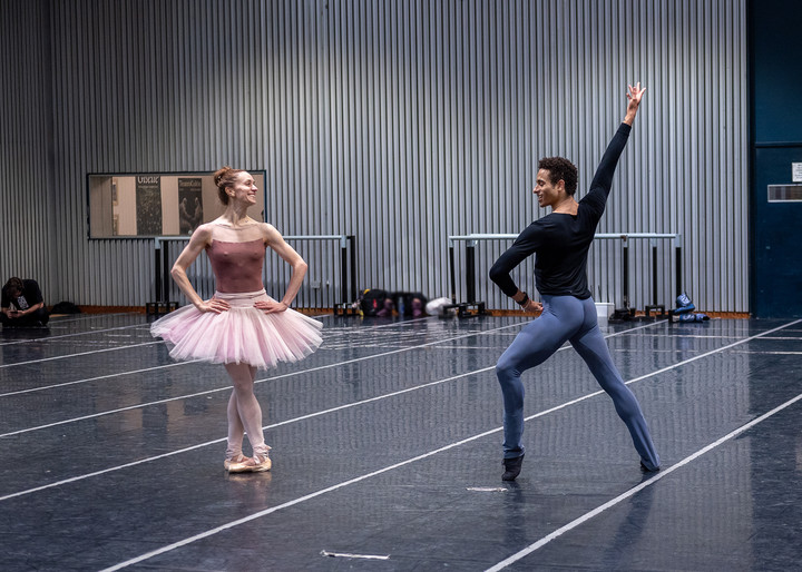 Marianela Núñez y Patricio Revé, en un ensayo de "Don Quijote". A su alrededor, estaban desde Julio Bocca hasta los estudiantes del Instituto Superior del Colón. Foto Carlos Villamayor