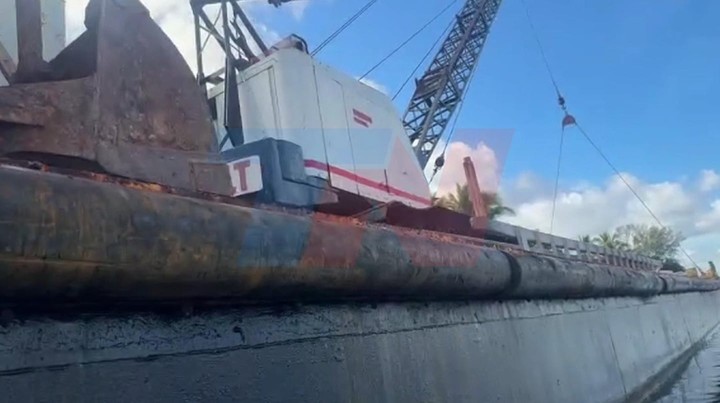 El ángulo más cercano de la barcaza involucrada en la colisión. Foto: captura de TN.