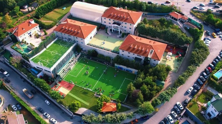 Así es el colegio al que irá Rufina Cabré en Estambul. Fotos: British International School.