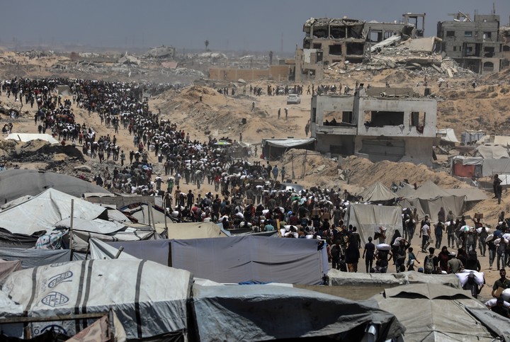 Palestinos llevan ayuda humanitaria, en Beit Lahia, en el norte de la Franja de Gaza, este sábado. Foto: XINHUA